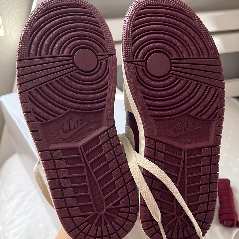 NEW Women’s Air Jordan 1 Mid SE
Shoes - Picture 16 of 17